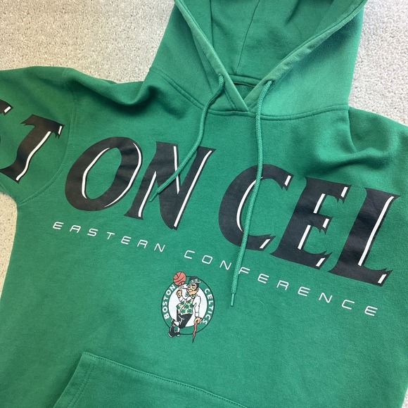 Boston Celtics Hoodie Spellout Graphic Size Medium (21x26) NBA - Picture 2 of 8